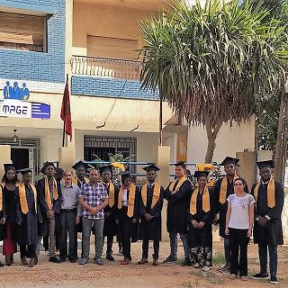 Lauréats de l'Institut IMAGE devant le bâtiment de l'école à Meknès